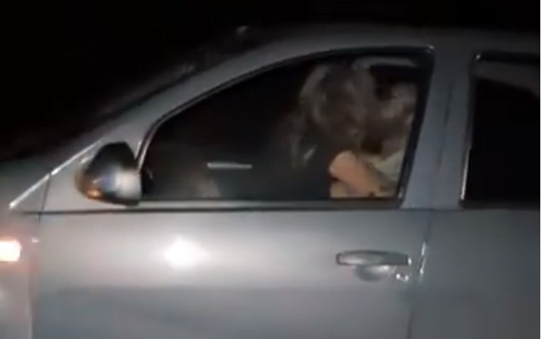 VIDEO Napaljeni par poseksao se na autocesti u jurećem automobilu