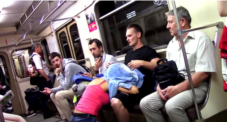 Pružala muškarcu oralni seks u vlaku, kad su je prekinuli odgovorila im šakom u glavu