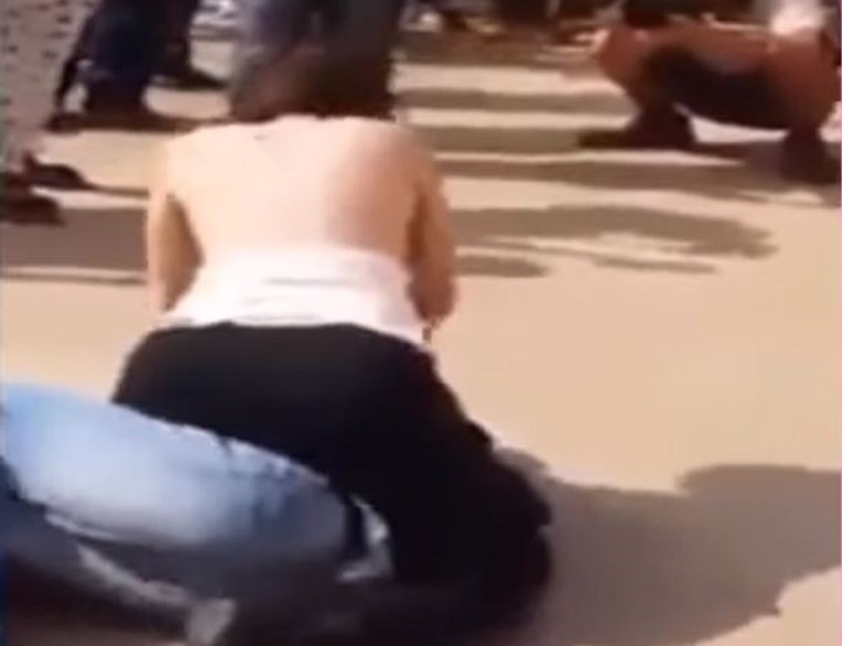 VIDEO Skinula se i golim grudima nasrnula na zlostavljača: "Hoćeš moje grudi? Evo ti ih"