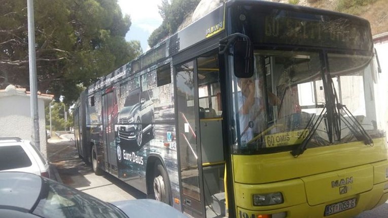 Kod Splita se pokvario Prometov autobus, vozač nagovorio turiste da ga guraju