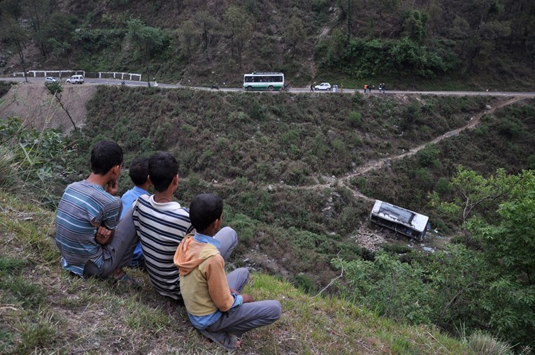 Autobus sletio u provaliju u Indiji, poginulo 27 djece
