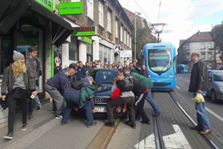FOTO Parkirao Audi na nogostup i blokirao tramvaj, građani ga podignuli i pomaknuli