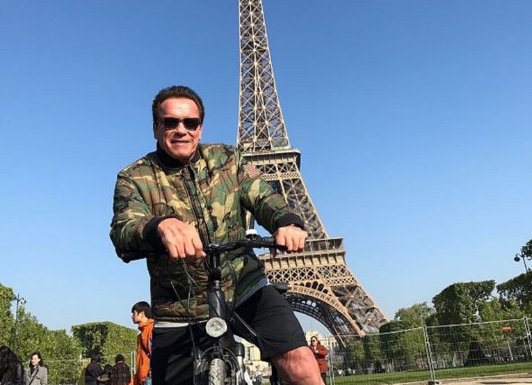 FOTO Schwarzenegger uletio na fotku turistima  ispred Eiffelova tornja, nisu ga ni prepoznali