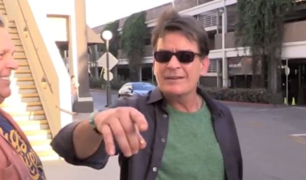 Charlie Sheen ponovno "zaprijetio" tvorcu serije "Dva i pol muškarca"