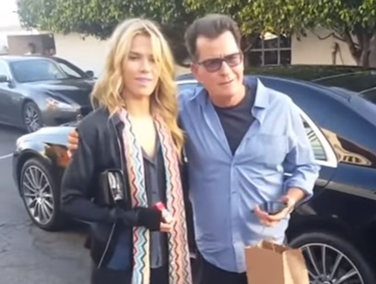 Charlie Sheen ima novu curu i uopće se nećete iznenaditi kad saznate kako ju je upoznao