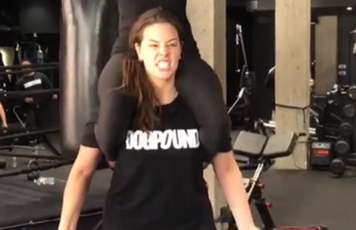 Kad vidite što Ashley Graham izvodi u teretani, plus size manekenke nećete gledati na isti način