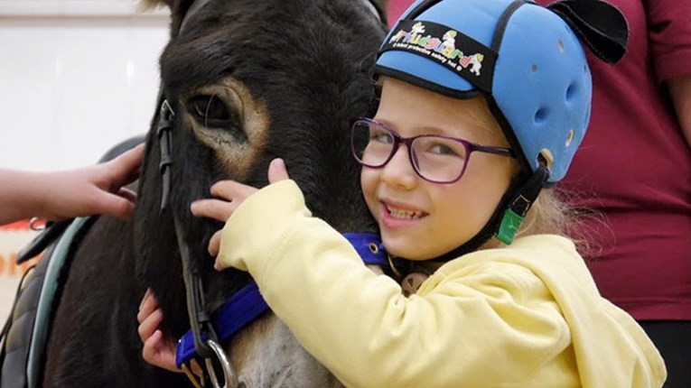 Nijema djevojčica progovorila je uz pomoć terapijskog magarca