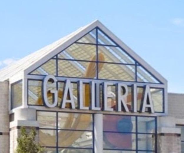 Autom se zabio u shopping centar u Massachusettsu pa nožem izbo najmanje četiri osobe