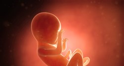 Beba rođena s dva fetusa u tijelu!