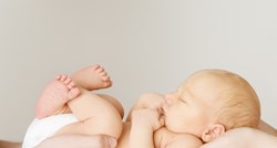Beba okrenuta na zadak: Kako ju potaknuti da se okrene?
