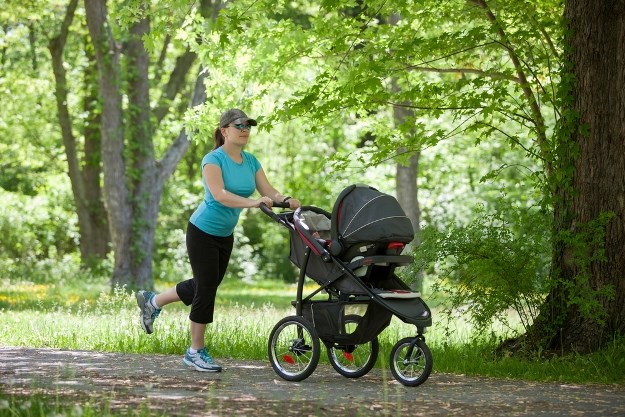 To se zove upornost: Majka svakodnevno trči gotovo 13 kilometara sa djecom u kolicima!