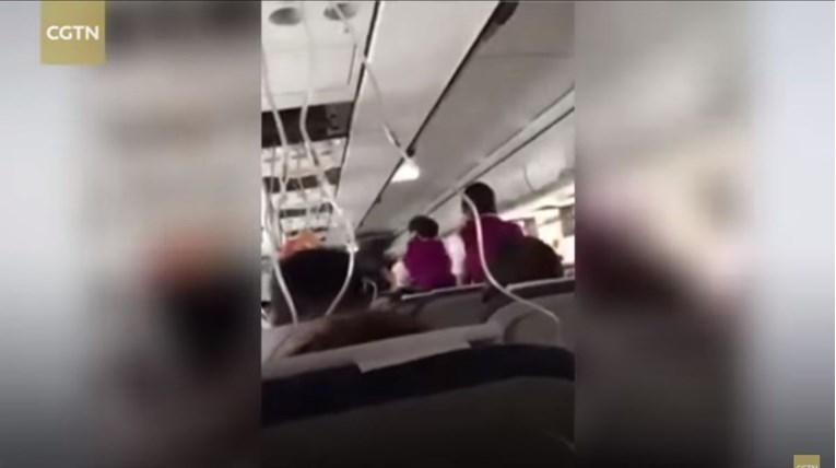 Pilot zamalo isisan kroz prozor aviona u Kini