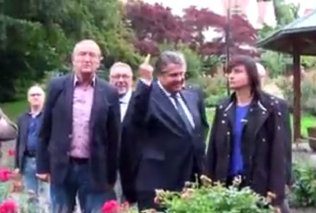 VIDEO Njemački vicekancelar uz osmijeh na licu desničarima pokazao srednji prst