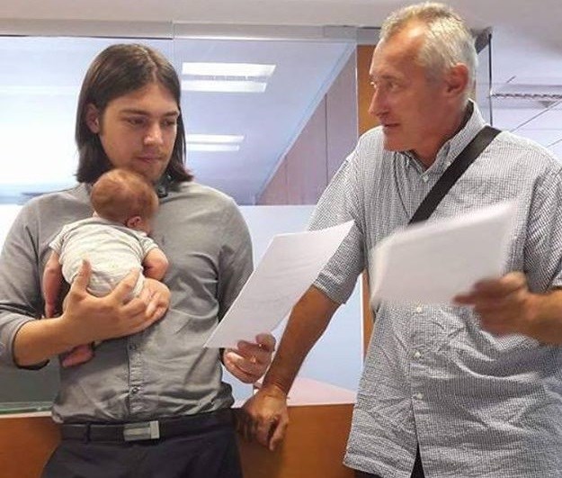 FOTO Sinčić uključio sinčića u kampanju, pristaše stranke ga upozorile na grešku koju radi