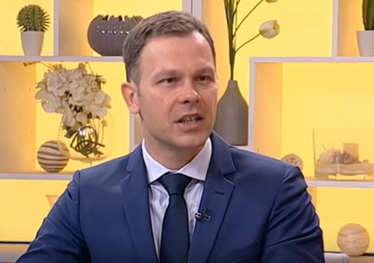 Ekipa iz Vučićeve stranke kupuje karte za metro koji ne postoji