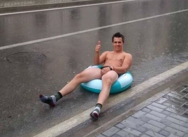 FOTO Kad u Sinju padne malo kiše: Sinjanin se bućnuo u lokvama na ulici