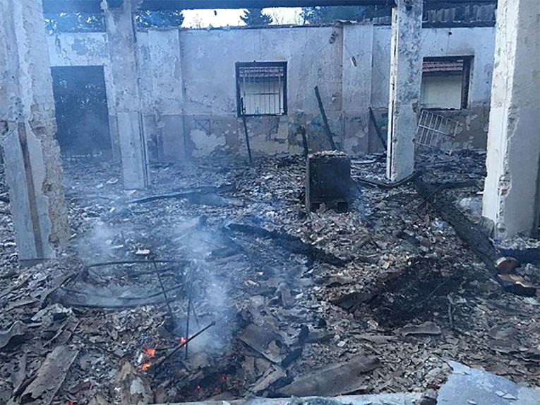 Veliki požar u Sinju, u potpunosti izgorio dio vojarne u kojemu mladi Sinjani organiziraju koncerte i tulume
