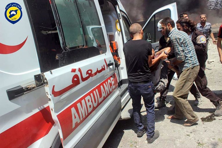 Najmanje 100 mrtvih u napadu u kojem je bombardirana sirijska bolnica, sumnja se na kemijski otrov