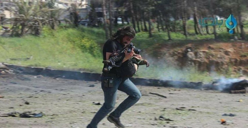VIDEO Fotograf odbacio aparat i počeo spašavati sirijsku djecu, od šoka se onesvijestio