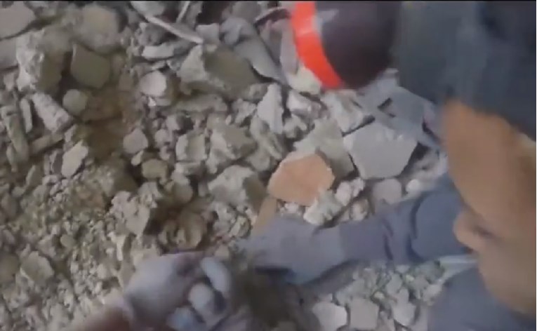 VIDEO Objavljena potresna snimka spašavanja bebe nakon bombardiranja u Siriji
