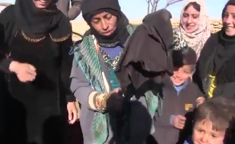 VIDEO Žene u Siriji slave oslobođenje: Skinule burke s lica i zapalile ih