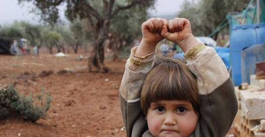 Otkriveno kako je nastala potresna fotografija uplašene djevojčice iz Sirije koja se predala