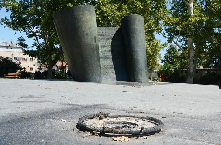 FOTO U Sisku ugašen vječni plamen na spomeniku palim braniteljima