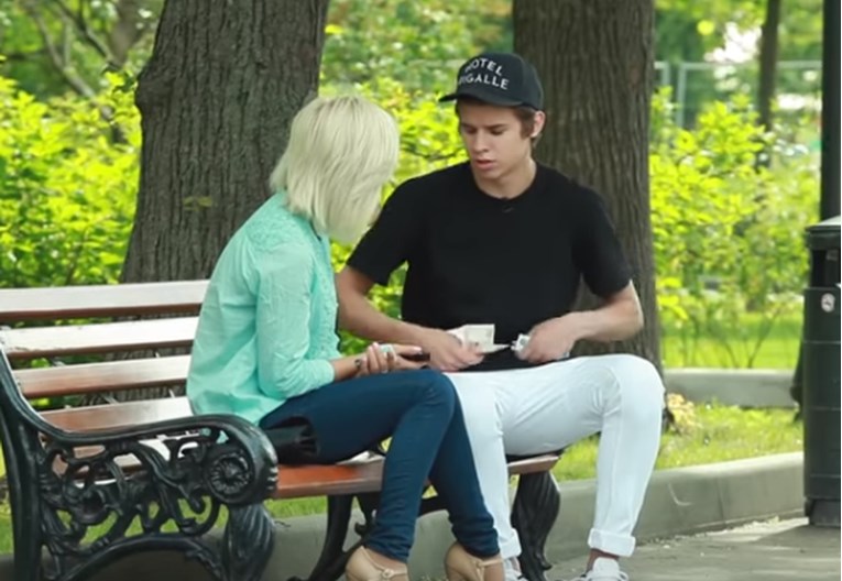 VIDEO Ženama nudio novac da mu pokažu grudi, njihova reakcija je i njega iznenadila