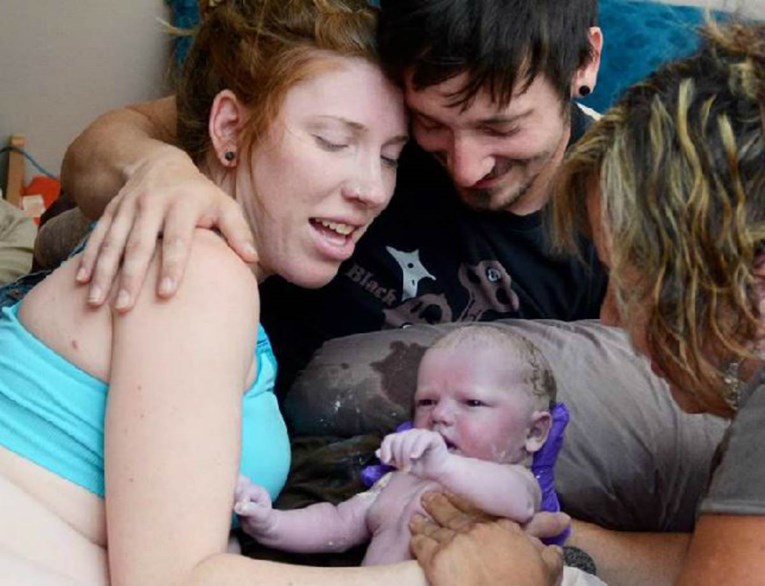 Bez cenzure: Ovako izgleda kad stručne ruke porode bebu na zadak