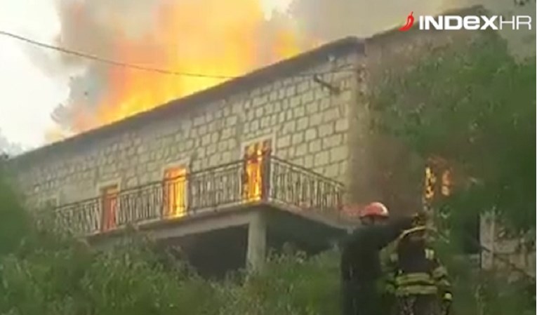 VIDEO U selu Sitno Donje je pakao, pogledajte kako vatra guta kuću
