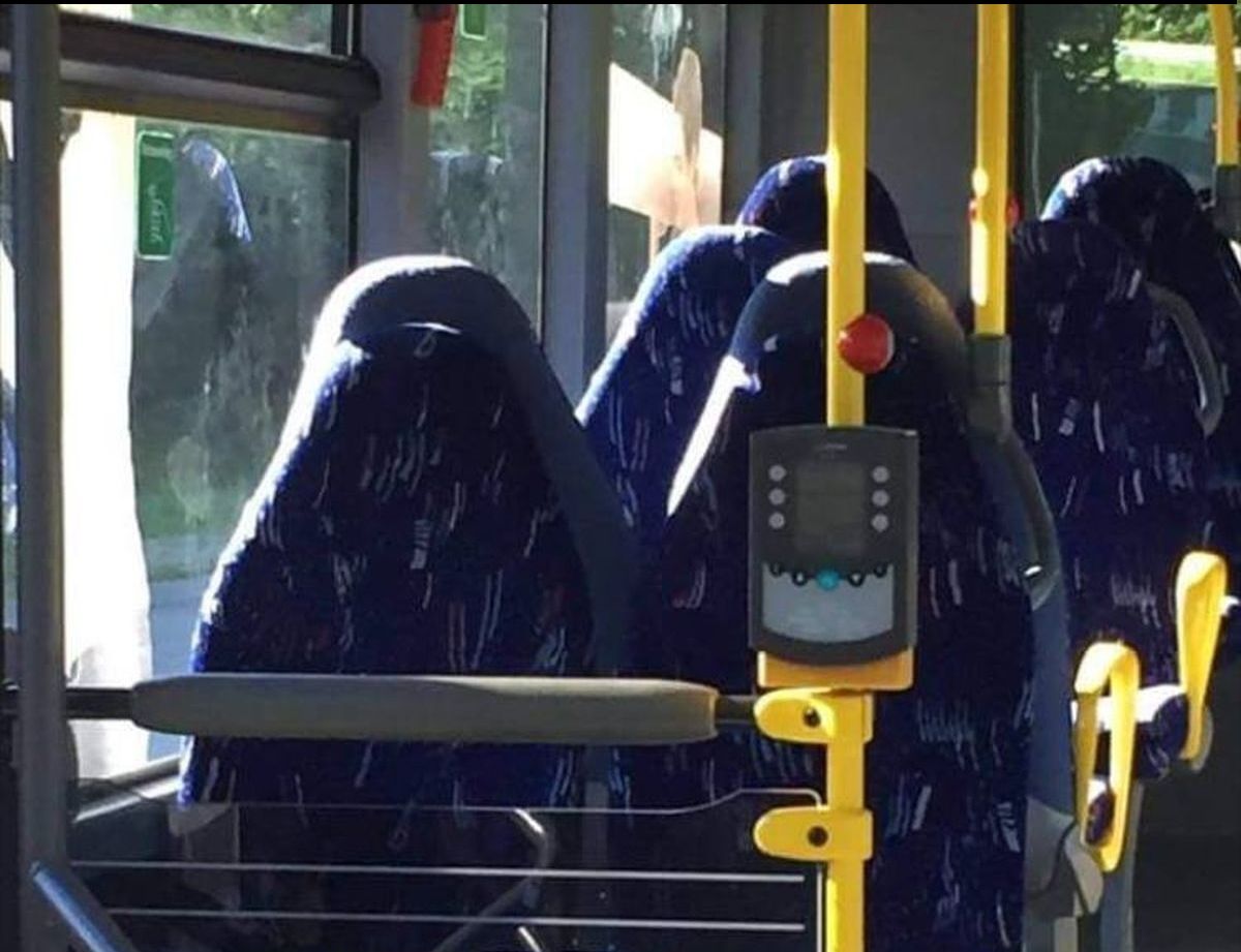 Desničari zamijenili autobusna sjedala za žene u burkama, svi im se smiju