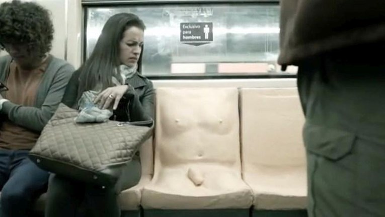 VIDEO Nitko u vlaku ne želi sjesti na sjedalo s penisom, a razlog zašto je ono tu je jeziv