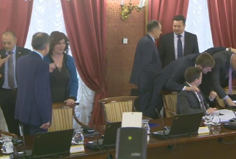 VIDEO Plenković na sjednici Vlade: Agrokor je najveći poslodavac, moramo spustiti loptu