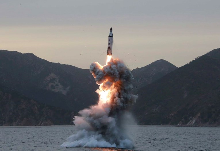 Sjeverna Koreja bijesna na SAD, ispalila rakete: "Platit će tešku cijenu"