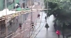 Dramatična snimka iz Kine, skela pala na prometnu ulicu punu pješaka