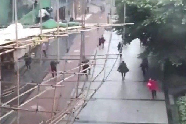 Dramatična snimka iz Kine, skela pala na prometnu ulicu punu pješaka