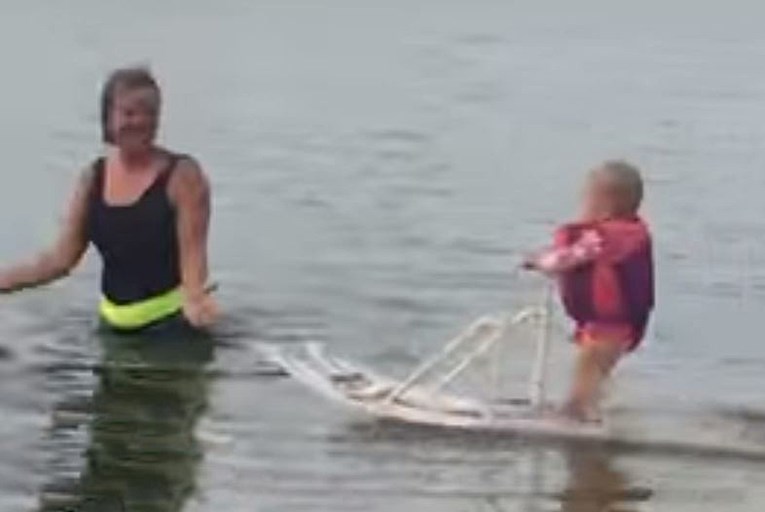 Kakva senzacija! Šestomjesečna bebica postala svjetska rekorderka u skijanju na vodi