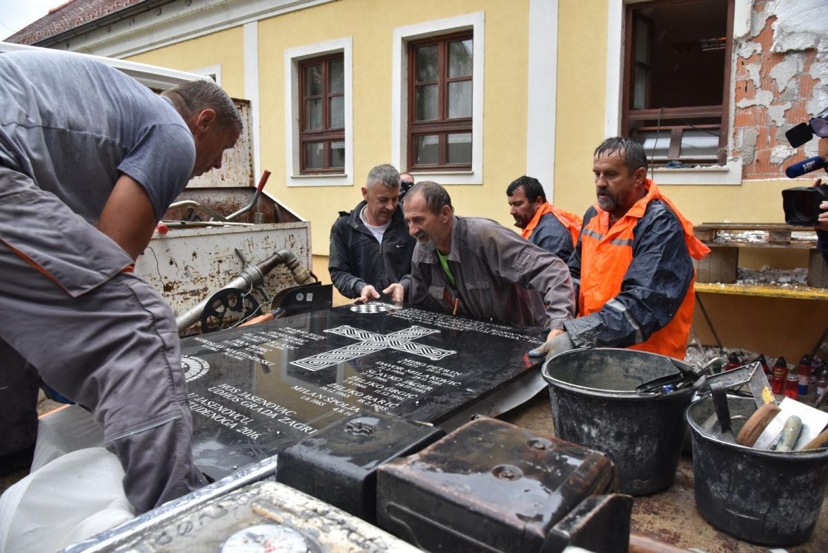 Ploča s fašističkim pozdravom je maknuta iz Jasenovca, pogledajte kako je to izgledalo