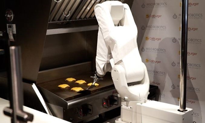 Pogledajte kako robot peče burgere u Kaliforniji