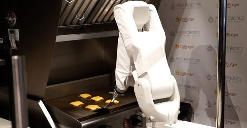 Pogledajte kako robot peče burgere u Kaliforniji