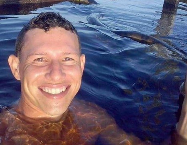 FOTO Skočio u rijeku i riskirao život za selfie, vidite li opasnost koja vreba iza njega?