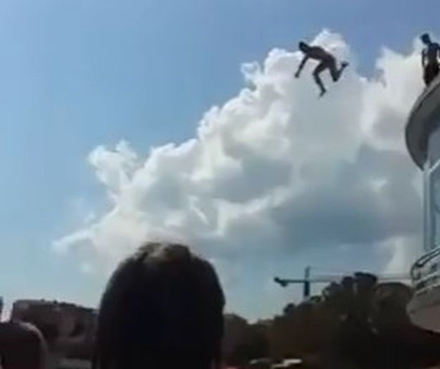 VIDEO Zastrašujući prizor s Bačvica: Mladić skočio s krova kluba u plićak