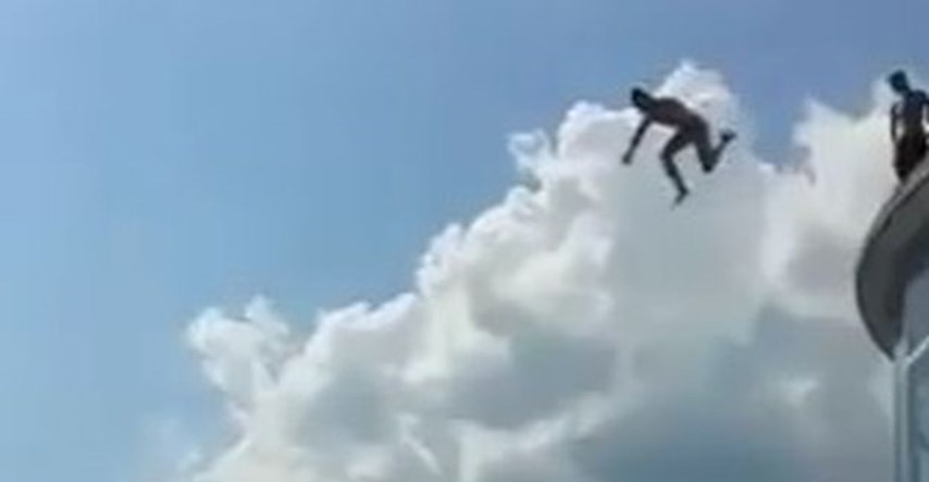 VIDEO Zastrašujući prizor s Bačvica: Mladić skočio s krova kluba u plićak