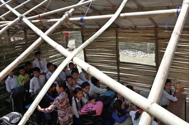Nepal: Nastava na nogometnim igralištima i drugim, "sigurnim prostorima"