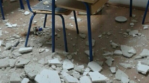 U obnovljenoj školi u Banjevcima učitelju usred nastave pao strop na glavu