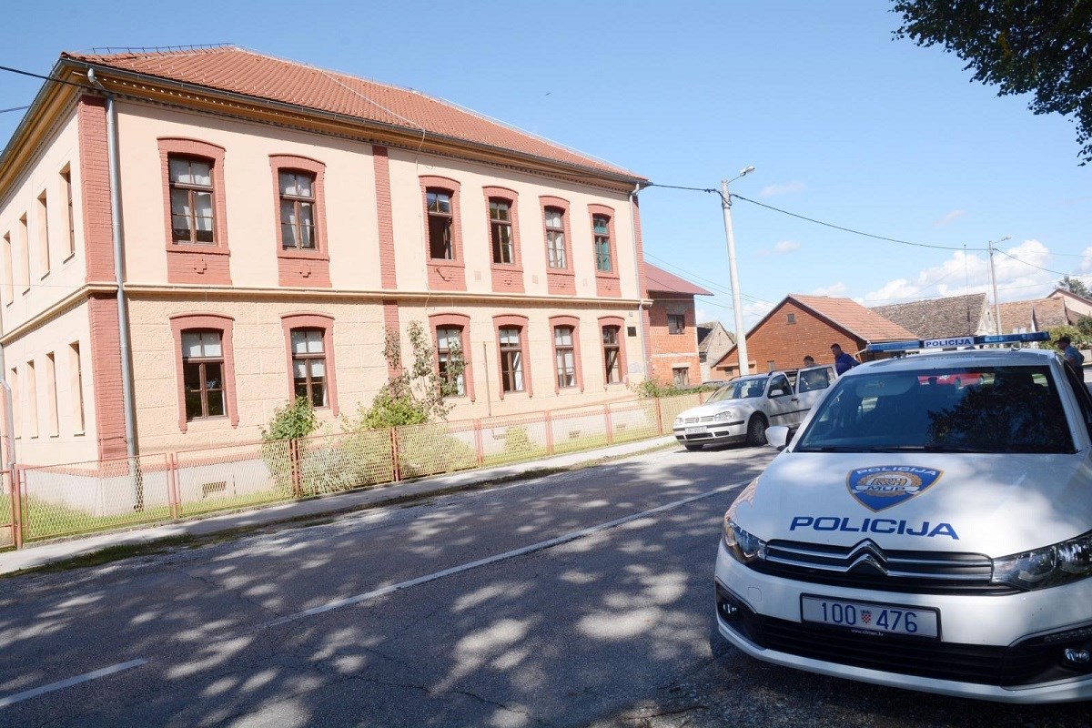 Maloljetnik u osnovnu školu u Topolovcu došao s puškom