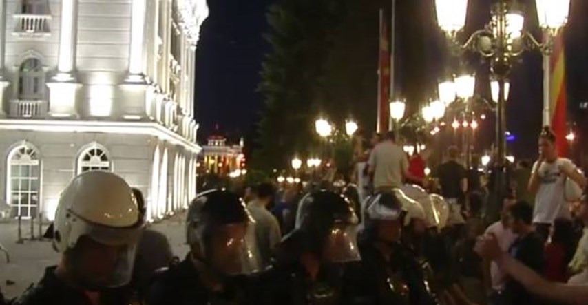 Skoplje: Prosvjednici pred zgradom vlade traže ostavku premijera Gruevskog