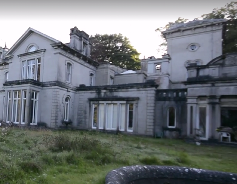 VIDEO Ušli u napuštenu vilu narkobosa, pronašli bolesne scene gore nego u filmovima