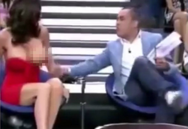 VIDEO U emisiji uživo voditelj starleti potegnuo haljinu i otkrio sisu, ljuta izjurila iz studija