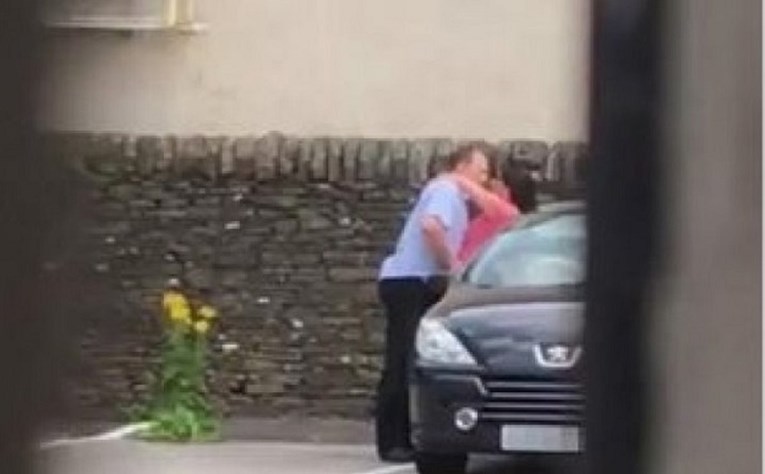 VIDEO Kleknula i pružila mu oralni seks na parkiralištu